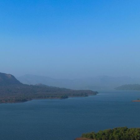 Ekam Lake House By Stayvista With Mountain & Lake Views, Outdoor Jacuzzi, Sauna, Modern Amenities & Kitchen Garden Púna Exteriér fotografie