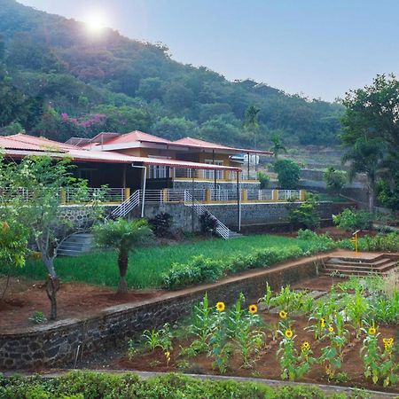 Ekam Lake House By Stayvista With Mountain & Lake Views, Outdoor Jacuzzi, Sauna, Modern Amenities & Kitchen Garden Púna Exteriér fotografie