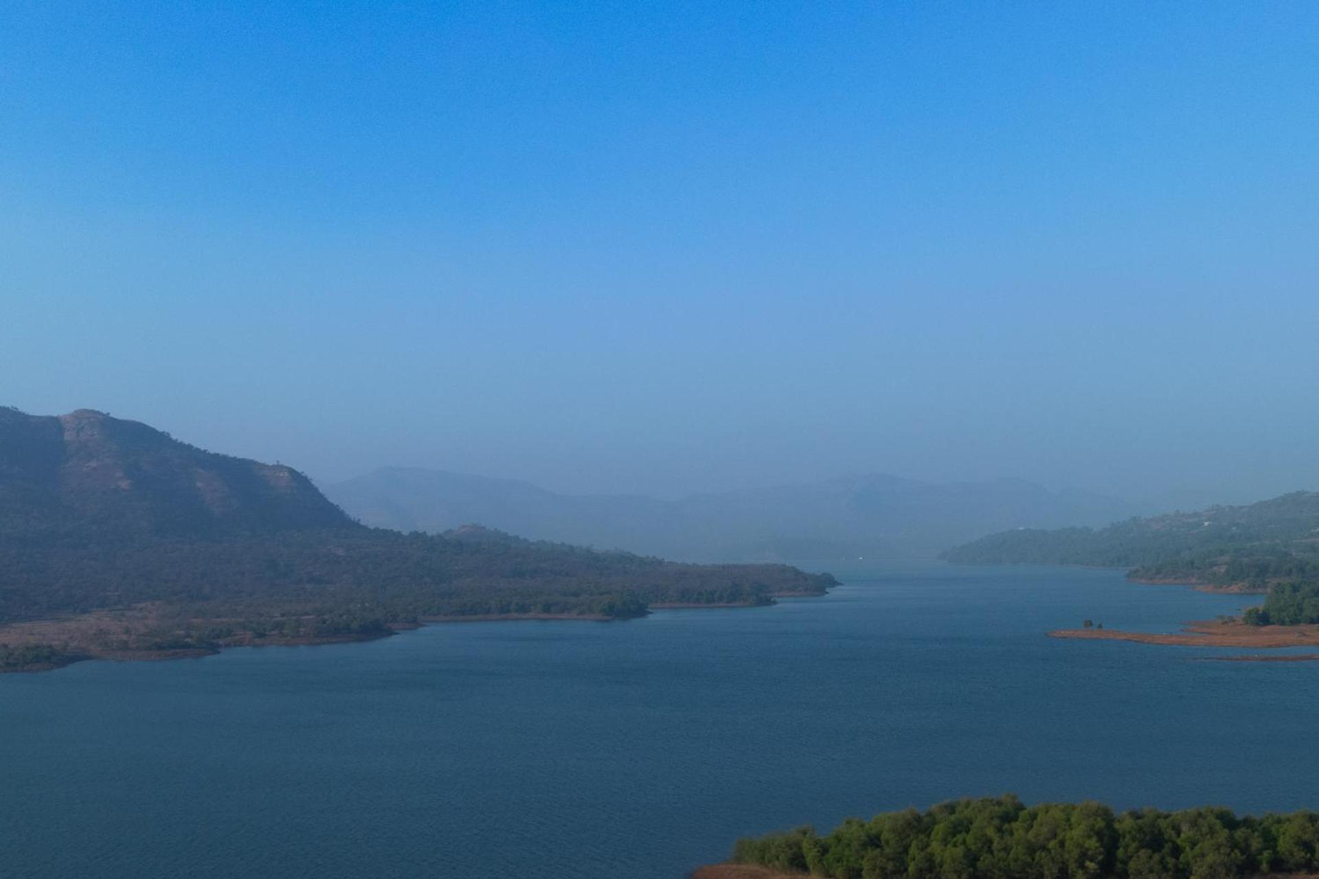 Ekam Lake House By Stayvista With Mountain & Lake Views, Outdoor Jacuzzi, Sauna, Modern Amenities & Kitchen Garden Púna Exteriér fotografie