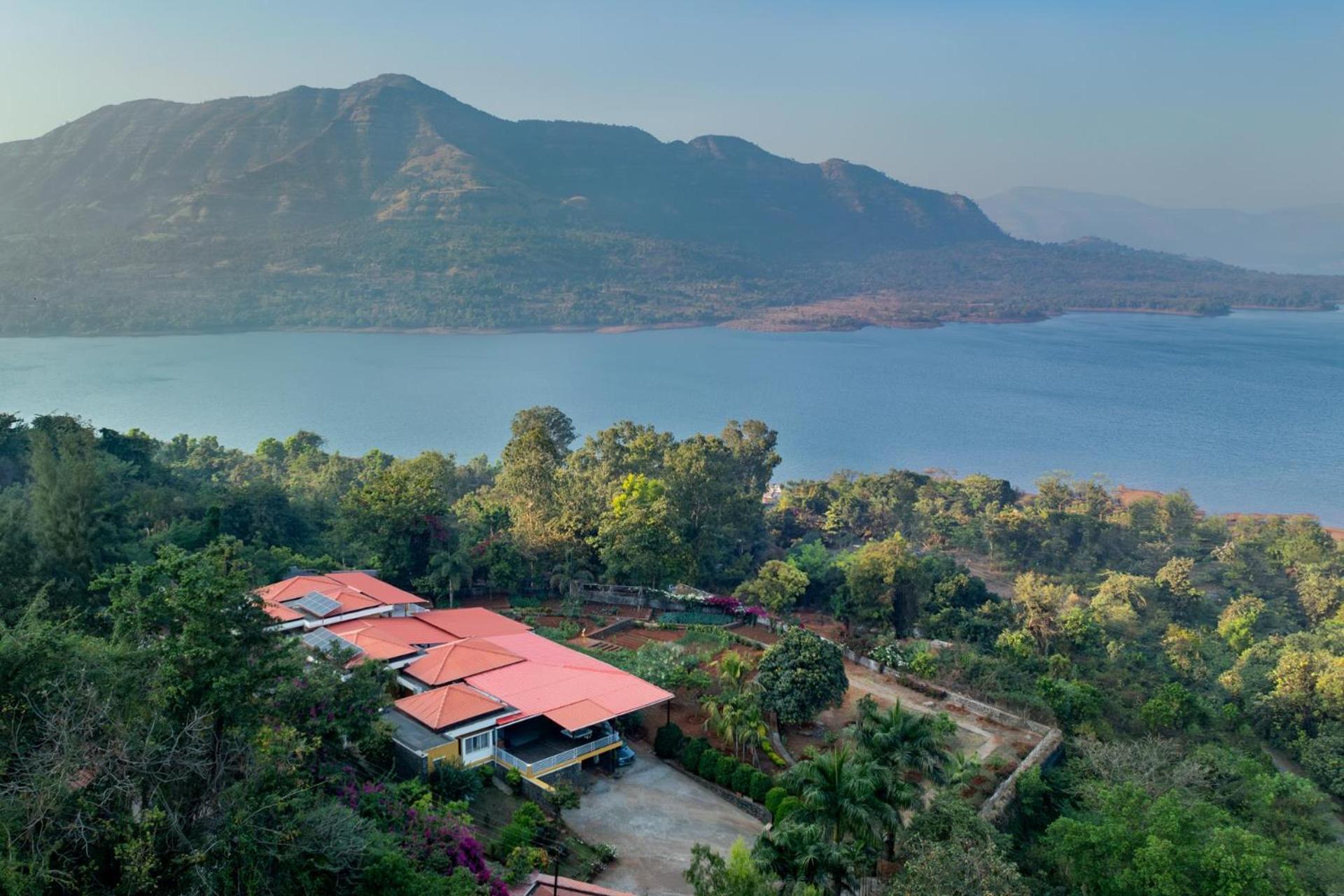 Ekam Lake House By Stayvista With Mountain & Lake Views, Outdoor Jacuzzi, Sauna, Modern Amenities & Kitchen Garden Púna Exteriér fotografie