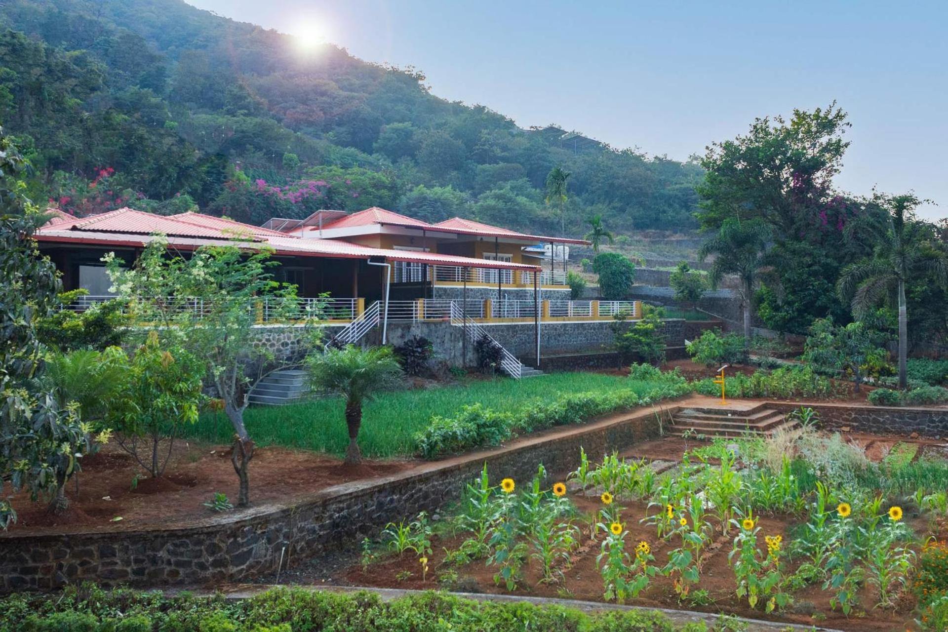 Ekam Lake House By Stayvista With Mountain & Lake Views, Outdoor Jacuzzi, Sauna, Modern Amenities & Kitchen Garden Púna Exteriér fotografie