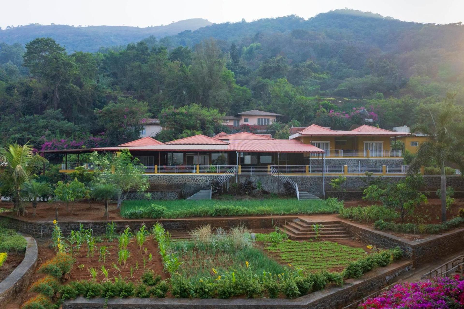 Ekam Lake House By Stayvista With Mountain & Lake Views, Outdoor Jacuzzi, Sauna, Modern Amenities & Kitchen Garden Púna Exteriér fotografie